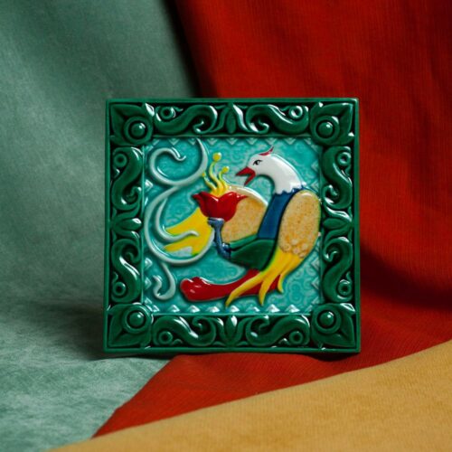 Изразец Птица пьет цветной зеленый фон фото