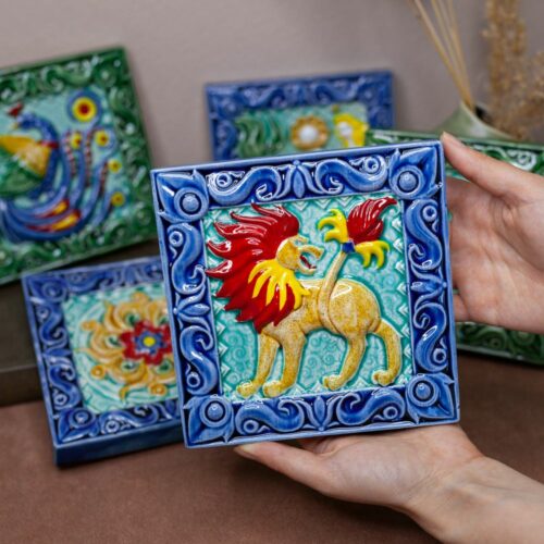 Изразец Лев цветной синий фон фото