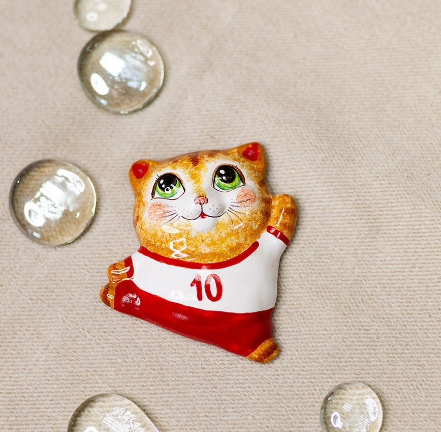 Магнит Кот Спортсмен в красной форме фото