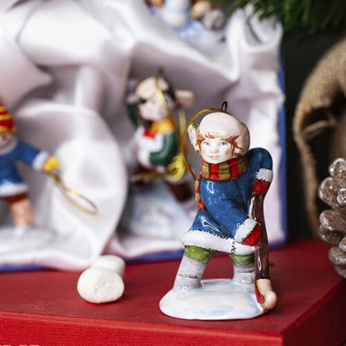 Мальчик играет в хоккей фото