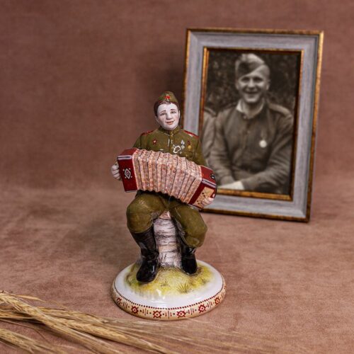 Фигура Солдат с гармонью Фигура Солдат с гармонью фото