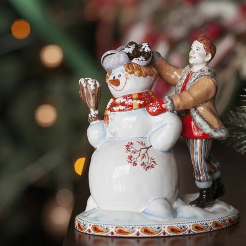 Мальчик и снеговик фото