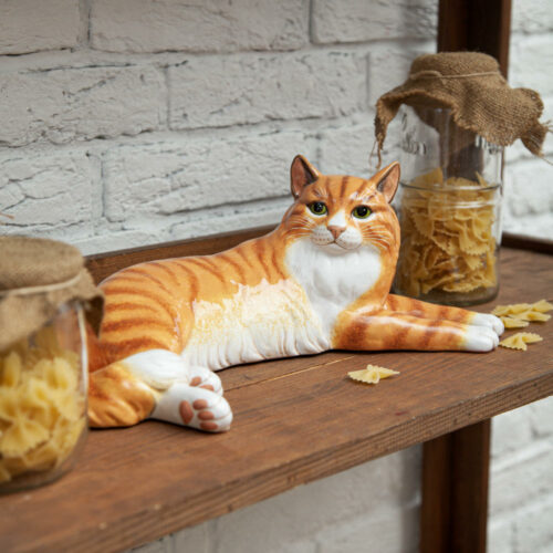 Кошка лёжа (большая) рыжая фото