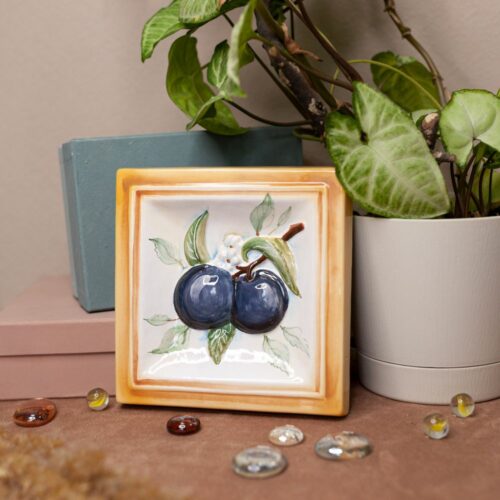 Слива декоративная плитка фото