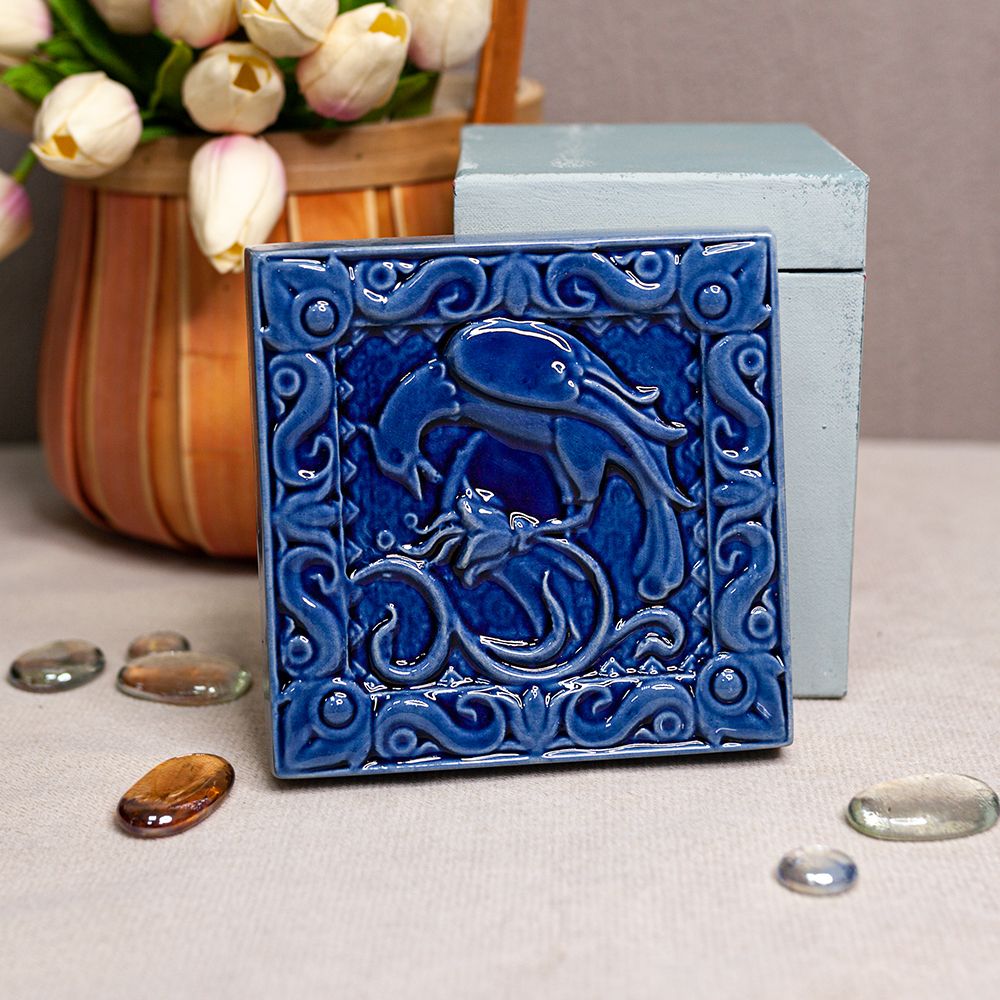 Изразец Птица пьет одноцветный синий фото