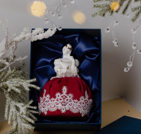 Игольница дама (золото, фарфор) фото