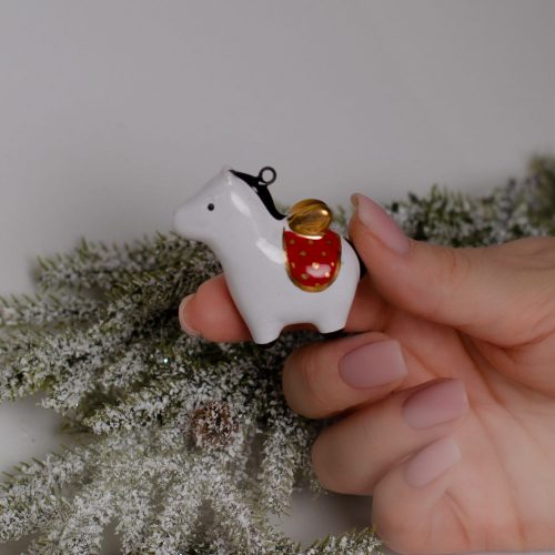 Ёлочная игрушка Лошадка в красной попоне с крыльями (мини) Размеры: 2,0 × 4,5 × 4,5 см Ёлочная игрушка Лошадка в красной попоне с крыльями (мини) Размеры: 2,0 × 4,5 × 4,5 см фото