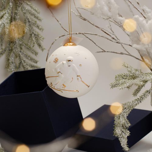 Шар новогодний Лыжник (фарфор золото) с коробкой фото