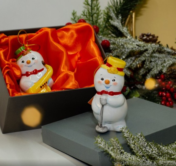 Набор 2 снеговика майолика (Снеговик музыкант с микрофоном, Снеговик музыкант с контрабасом) фото