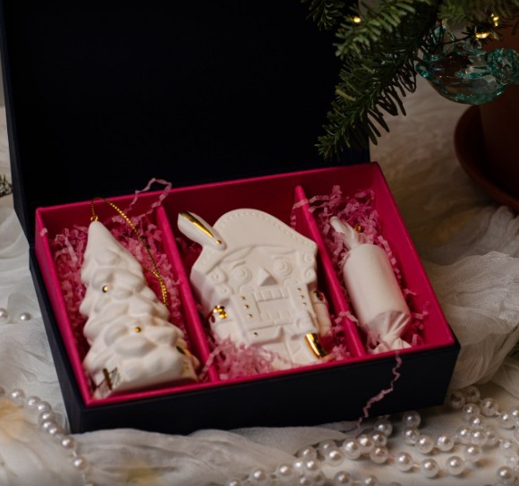 Набор 3 изделия ( елка , щелкунчик, конфетка) (фарфор) Набор 3 изделия ( елка , щелкунчик, конфетка) (фарфор) фото