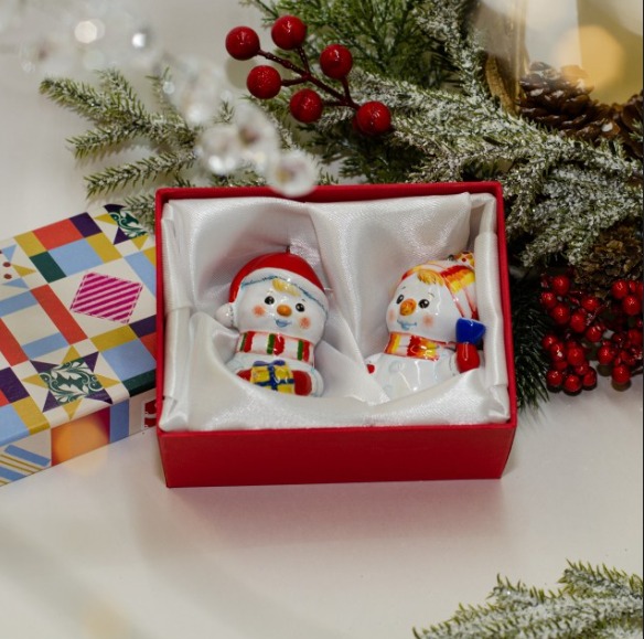 Набор 2 снеговика майолика ( снеговик с подарком , снеговик с колокольчиком0 фото