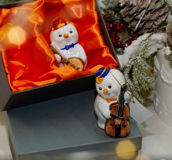 Набор 2 снеговика майолика (Снеговик музыкант с мандолиной, Снеговик музыкант с контрабасом) фото